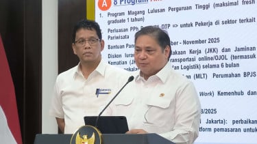 Menko Perekonomian Airlangga Hartarto (kanan) dan Menkeu Purbaya Yudhi Sadewa (kiri) di Kompleks Istana Kepresidenan, Jakarta Pusat