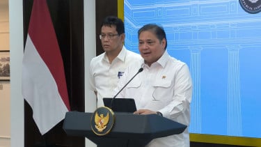 Menko Perekonomian Airlangga Hartarto (kanan) dan Menkeu Purbaya Yudhi Sadewa (kiri) di Kompleks Istana Kepresidenan, Jakarta Pusat 