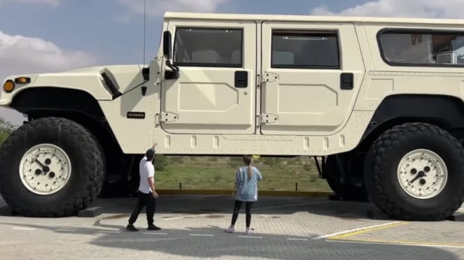 El automóvil más grande del mundo tiene un apartamento de lujo.