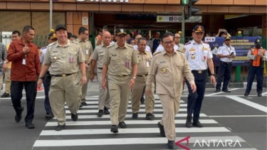 Gubernur DKI Jakarta Pramono Anung menyebrang lewat pelican crossing Stasiun Cikini