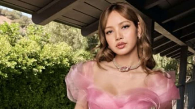 Lisa BLACKPINK Tampil Memesona di Emmy Awards dengan Perhiasan Mewah Mencapai Rp3 Miliar