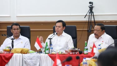 Ketua DPD RI Sultan Baktiar Najamudin (tengah)