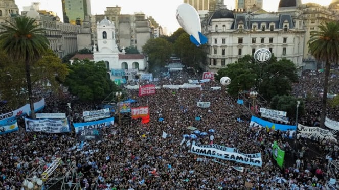 Decine di migliaia di residenti in Argentina hanno protestato contro il decreto del presidente dell'argentina