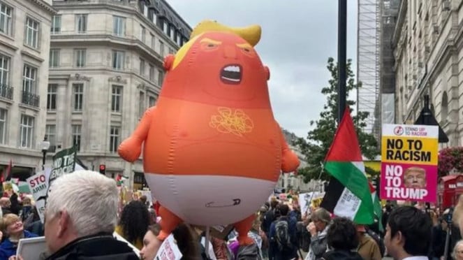 Migliaia di persone hanno respinto la visita del presidente degli Stati Uniti Donald Trump a Londra