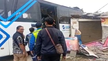 El autobús Transjakarta se estrelló contra cuatro shophouses para causar que varias personas se lesionen
