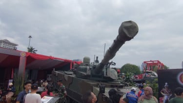 Pengunjung memandangi Tank Harimau di acara TNI AD Fair 2025