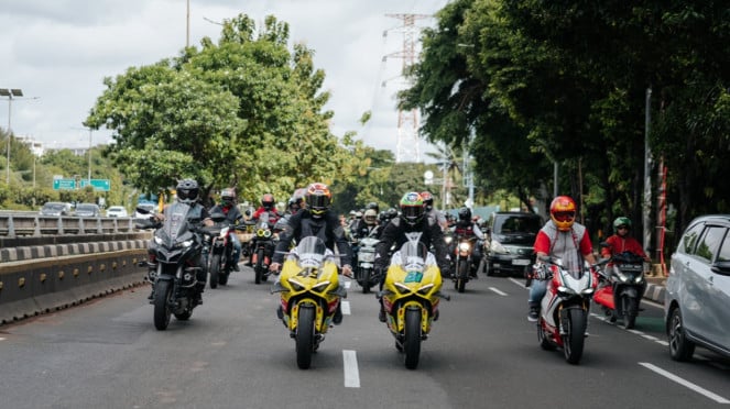 Rombongan komunitas motor serta Fabio Di Giannantonio dan Franco Morbidelli