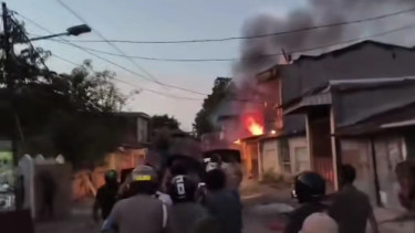 Las casas de residentes en Makassar fueron quemadas debido a los enfrentamientos entre las peleas entre los ciudadanos de Makassarr