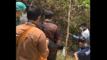 Pacitan Satreskrim Police evacuó el cuerpo del bosque del pueblo de Témon