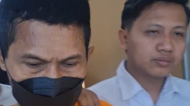 Ustaz Obcei (izquierda) en Bakasi