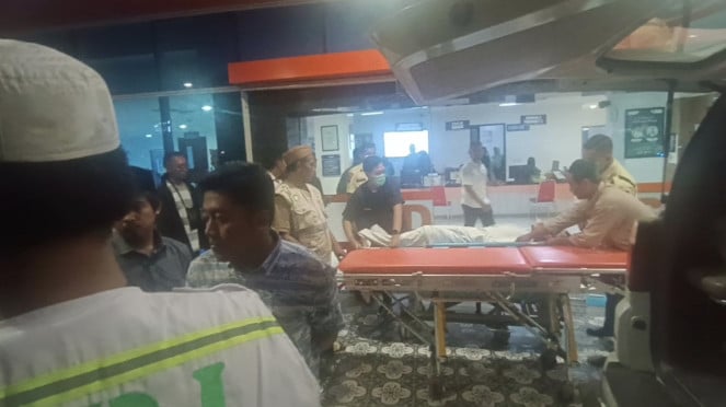Evacuación de las víctimas del colapso del edificio islámico de internado Sidoarjo al Khoziny 