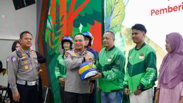 El inspector general de policía regional de RIAU, el inspector general Herry Heryawan, dio un casco de discapacidad para sordo