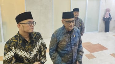Haj y Umra Mochamad Irfan Yusuf Ministro (derecha)