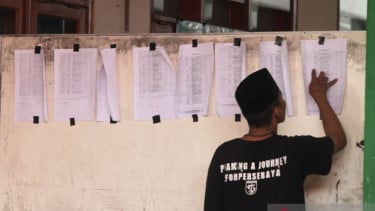 Los residentes por el nombre de las víctimas de Santra de Musala Fall en Al Khojini Islámica de internado en Storzo