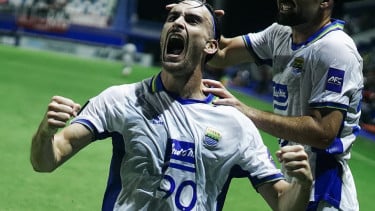 Pemain Persib Bandung rayakan gol Andrew Jung