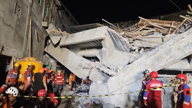 Tim SAR mengevakuasi korban Musala Ponpes Al Khoziny ambruk pada Senin, (29/9)