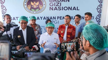 PM Mahaimin Iskander o Ministro de coordinación de Cock IMin después de revisar la cocina SPPG en NTT East Kupang Baba