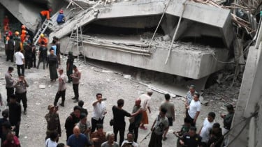 El edificio en Al Khojini Sidorzo Ponpes se derrumbó el lunes (29/9)