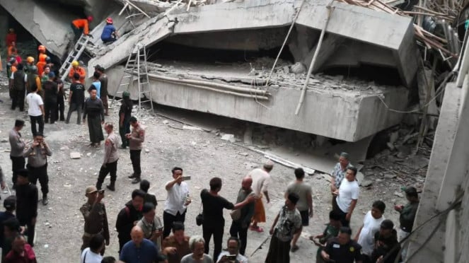 El edificio en Al Khojini Sidorzo Ponpes se derrumbó el lunes (29/9)