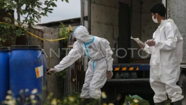 El equipo especial mide el nivel de exposición a la radiación a los resultados contaminados por CS-137