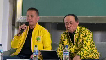 Miembro de la Comisión del Parlamento de Indonesia, Musa Rajaksha o Izeck (izquierda)