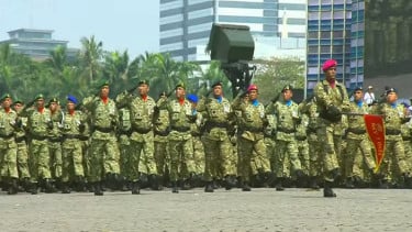 Funcionarios de TNI High en el 80 aniversario de TNI