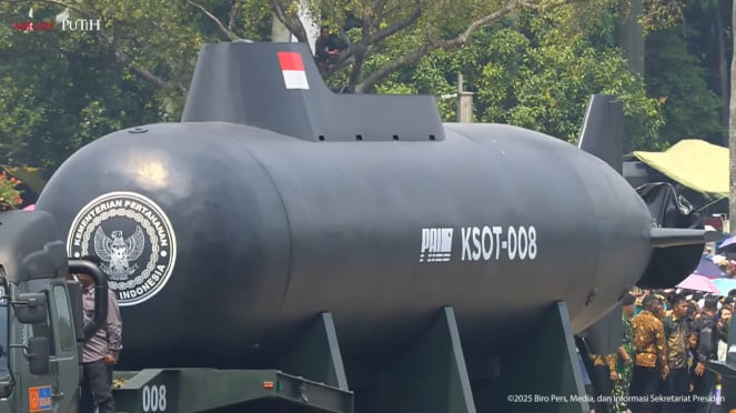Submarinos não tripulados KSOT-008 apareceu no 80º aniversário