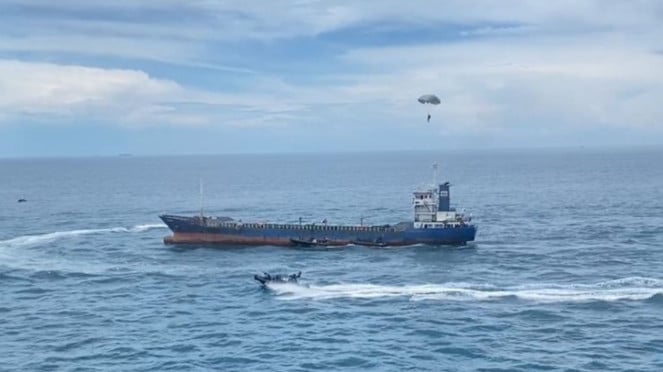 Em torno da força naval durante o protesto da emboscada terrorista no meio do mar