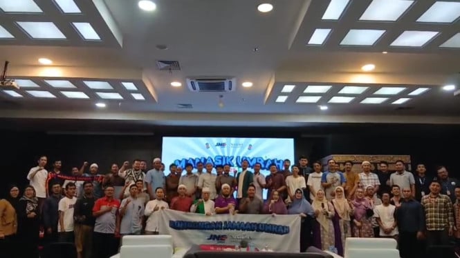 JNE Berangkatkan Umrah 1.643 Karyawan Terbaik di 2025