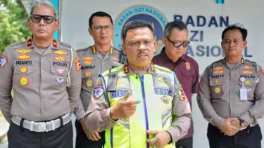 Kakorlantas Polri Irjen Agus Suryonugroho (tengah)
