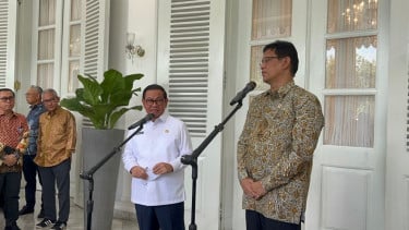 Gubernur DKI Jakarta, Pramono Anung Wibowo (kiri)