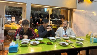 Maher Zain dan Harris J Antusias Cicipi Rawon dan Sate, Sampai Tanya Cara Makannya!