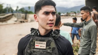 Pakai Rompi Anti Peluru? Penampilan Verrell Bramasta di Lokasi Banjir Sumatera Jadi Sorotan