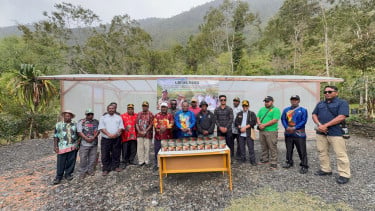  Wakil Bupati Puncak, Mus Kogoya meresmikan green house Kopi Mulia