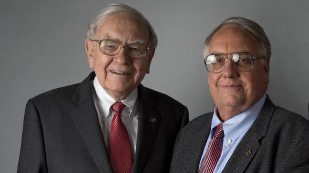 Warren Buffett Mundur Setelah 60 Tahun Pimpin Berkshire Hathaway, Putranya Ambil Alih