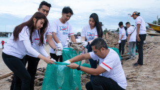 BRI Peduli Ajak Masyarakat Bersih-bersih Pantai untuk Lingkungan Berkelanjutan di Pantai, Dukung Gerakan Indonesia ASRI