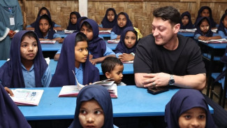 Awali Ramadhan di Kamp Rohingya, Mesut Oezil Dorong Dunia Bersatu Bantu Pengungsi