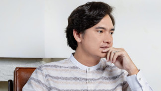Rekomendasi Outfit Lebaran Pria Modern yang Nyaman dan Effortless Ala Adipati Dolken
