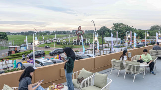 Ada Spot Hangout Baru! Bisa Kulineran Sambil Lihat Pesawat Melintas di Langit Senja