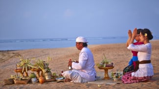 Tren Slow Travel di Bali: Dari Ritual Melukat Hingga Menikmati Senja di Uluwatu