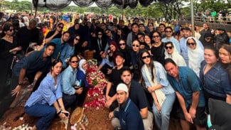 Makna Baju Biru yang Dipakai Sahabat di Pemakaman Vidi Aldiano