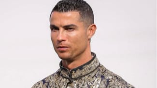 Bikin Adem! Pakai Gamis Bermotif, Cristiano Ronaldo Ucapkan Selamat Lebaran untuk Fans