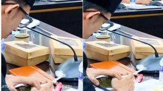 Viral Anggota DPRD Jember Asik Main Game dan Merokok Saat Rapat Bahas Stunting