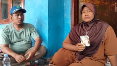 Darkem (53) tunjukan foto anaknya jadi korban TPPO pengantin pesanan di China
