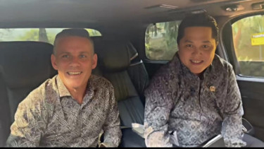 Pelatih Kepala Timnas Indonesia, John Herdman (kiri)