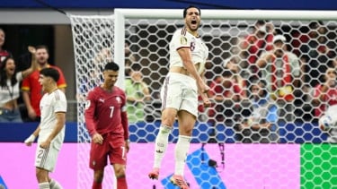 Mikel Merino merayakan gol di depan Cristiano Ronaldo saat Spanyol mengalahkan Portugal