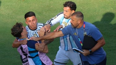 Gavi dan Leandro Paredes seusai laga Argentina kontra Spanyol