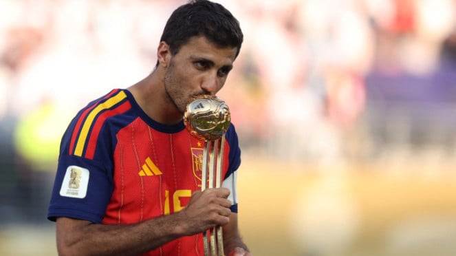 Gelandang Spanyol, Rodri mencium Piala Bola Emas di Piala Dunia 2026