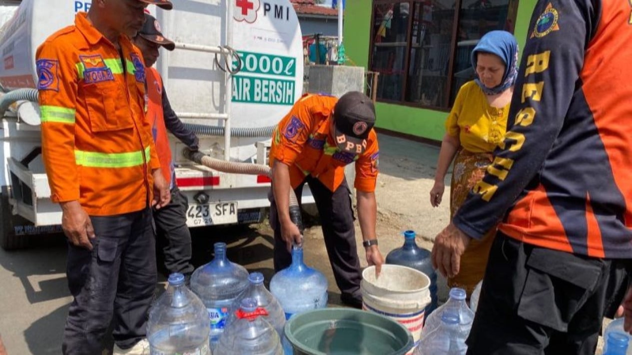 Pemprov Jabar dan Sejumlah Pihak Distribusikan 8,7 Juta Liter Air kepada Masyarakat Selama Musim Kemarau