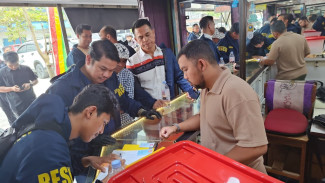 Bongkar Perdagangan Emas Ilegal, Polisi Sita Uang Nyaris 1 M Saat Gerebek Toko Emas di Riau